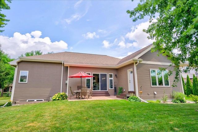 912 PEBBLEBROOK Drive, Waunakee, WI 53597