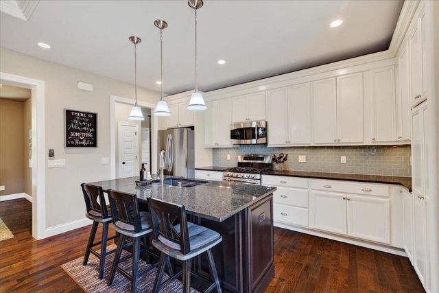 912 PEBBLEBROOK Drive, Waunakee, WI 53597