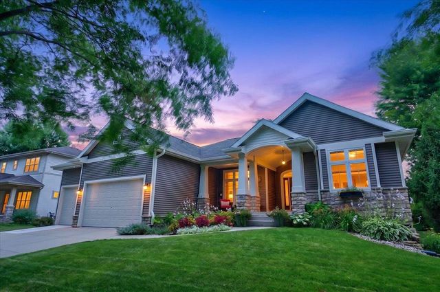912 PEBBLEBROOK Drive, Waunakee, WI 53597