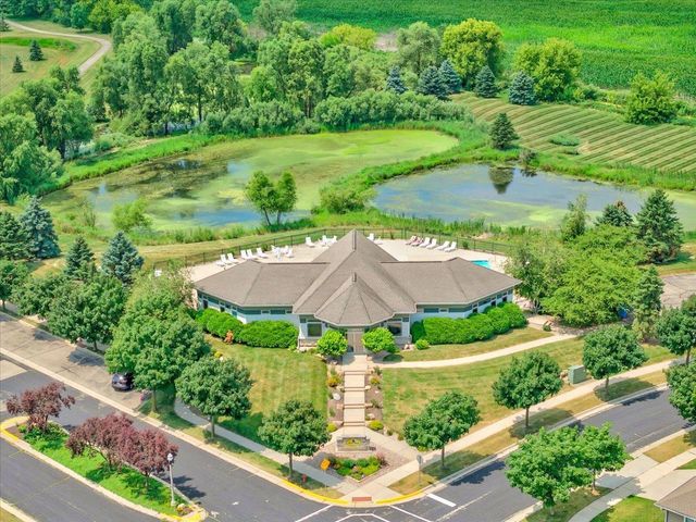 912 PEBBLEBROOK Drive, Waunakee, WI 53597