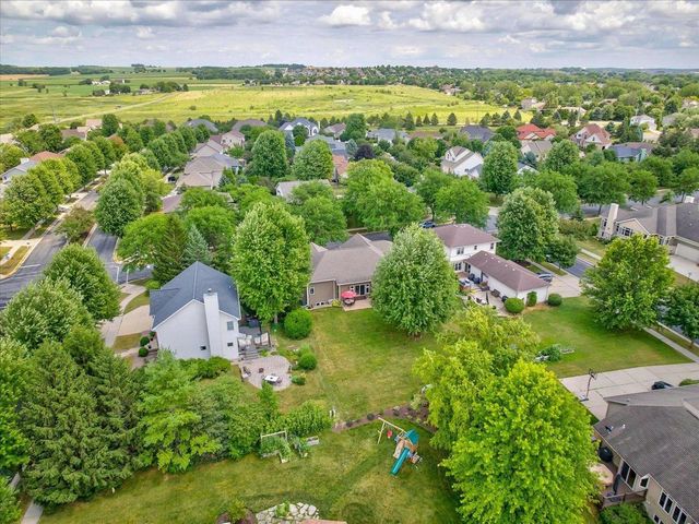 912 PEBBLEBROOK Drive, Waunakee, WI 53597