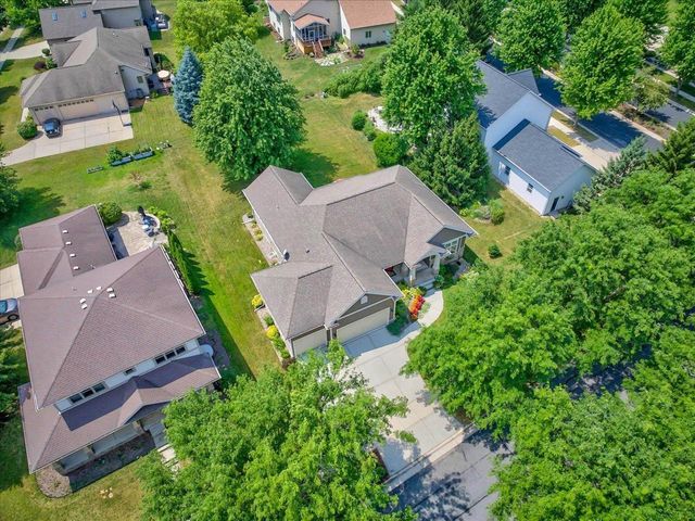 912 PEBBLEBROOK Drive, Waunakee, WI 53597
