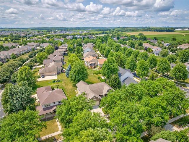 912 PEBBLEBROOK Drive, Waunakee, WI 53597