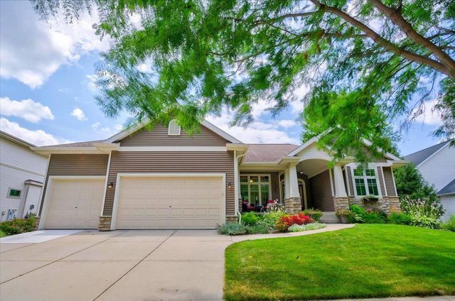 912 PEBBLEBROOK Drive, Waunakee, WI 53597