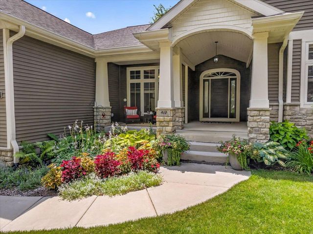 912 PEBBLEBROOK Drive, Waunakee, WI 53597