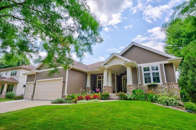 912 PEBBLEBROOK Drive, Waunakee, WI 53597