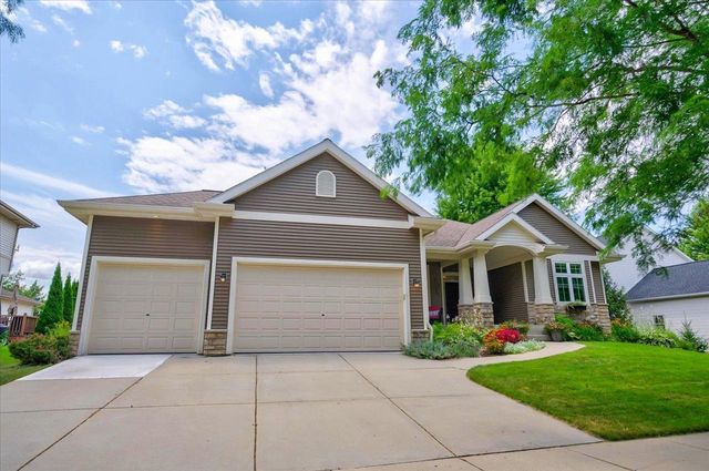 912 PEBBLEBROOK Drive, Waunakee, WI 53597