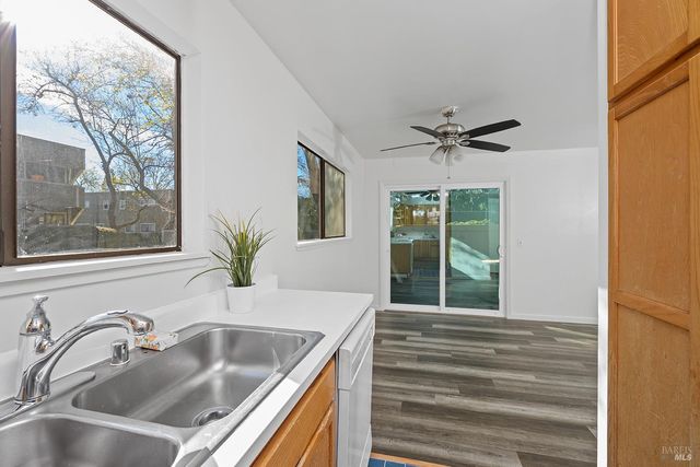 2125 W Steele Ln, Santa Rosa, CA 95403