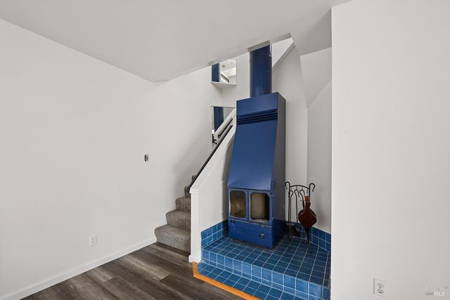 2125 W Steele Ln, Santa Rosa, CA 95403