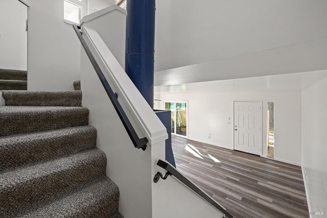 2125 W Steele Ln, Santa Rosa, CA 95403