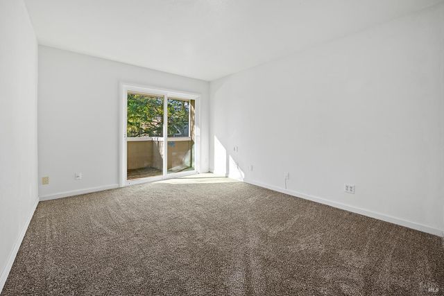 2125 W Steele Ln, Santa Rosa, CA 95403