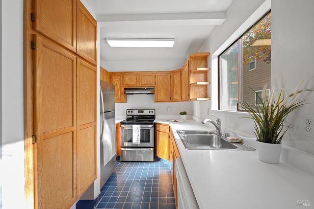 2125 W Steele Ln, Santa Rosa, CA 95403