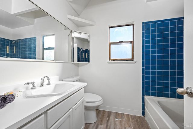 2125 W Steele Ln, Santa Rosa, CA 95403