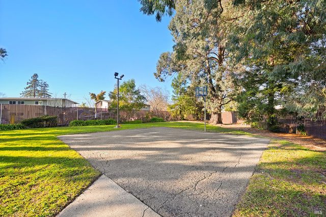 2125 W Steele Ln, Santa Rosa, CA 95403