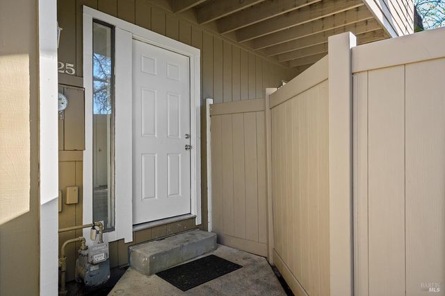 2125 W Steele Ln, Santa Rosa, CA 95403