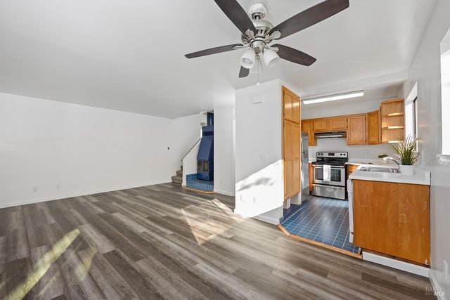 2125 W Steele Ln, Santa Rosa, CA 95403