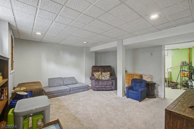 99 Oak St, Bridgewater Twp., NJ 08807