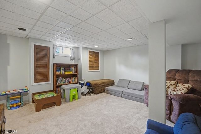 99 Oak St, Bridgewater Twp., NJ 08807