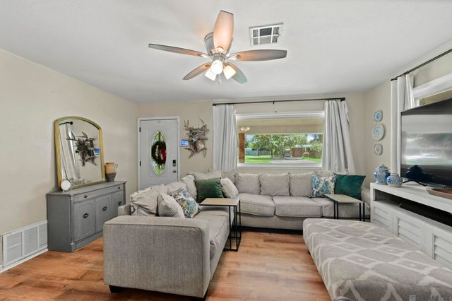 5285 Pine St, St Francisville, LA 70775