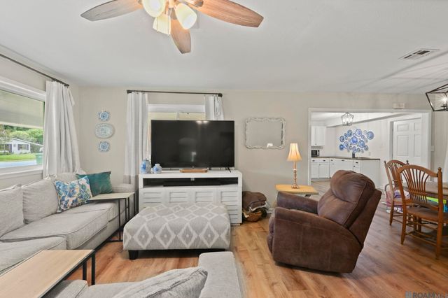 5285 Pine St, St Francisville, LA 70775