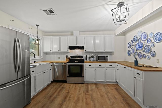 5285 Pine St, St Francisville, LA 70775