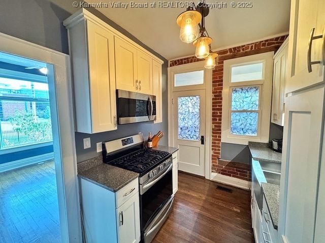 2 Arlington Court, Charleston, WV 25301