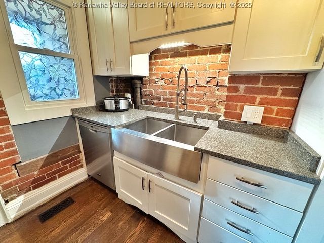 2 Arlington Court, Charleston, WV 25301