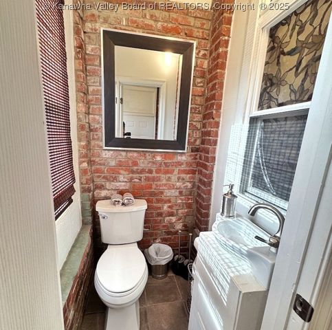 2 Arlington Court, Charleston, WV 25301