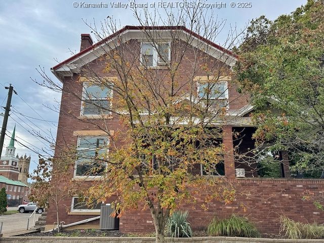 2 Arlington Court, Charleston, WV 25301