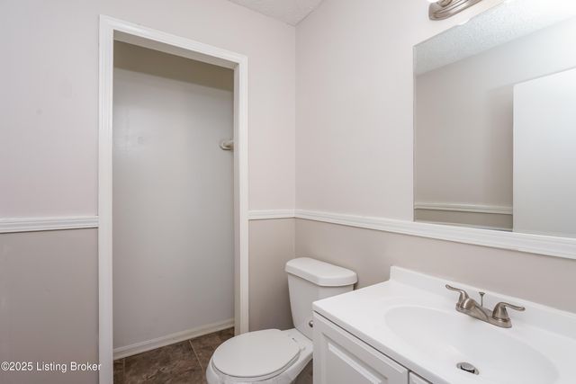 8204 Rochelle Rd, Louisville, KY 40228