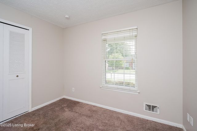 8204 Rochelle Rd, Louisville, KY 40228