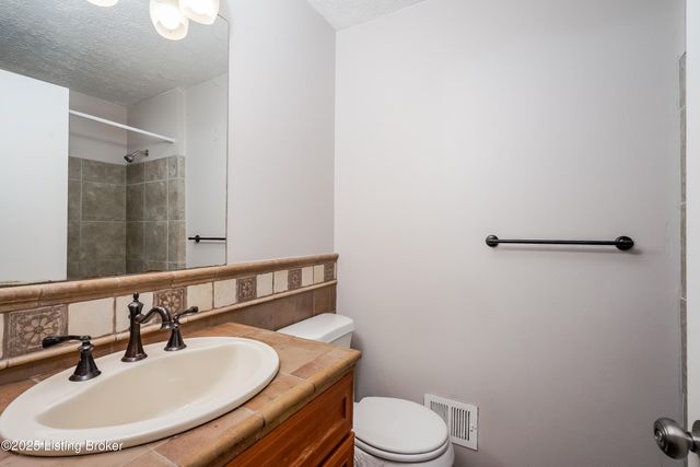 8204 Rochelle Rd, Louisville, KY 40228