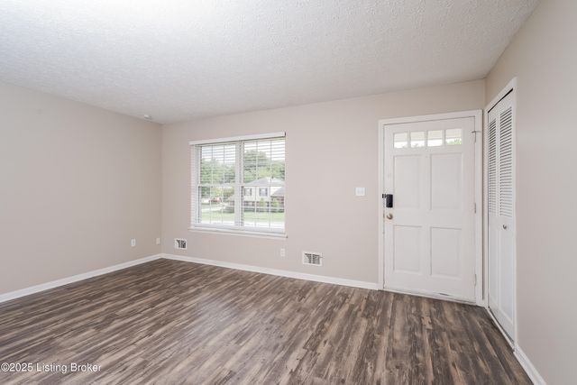 8204 Rochelle Rd, Louisville, KY 40228