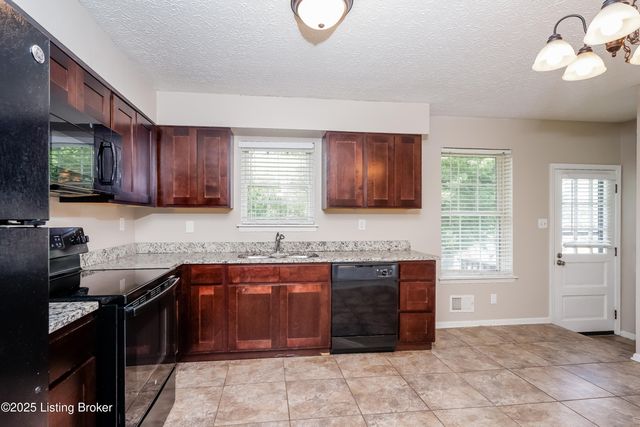 8204 Rochelle Rd, Louisville, KY 40228