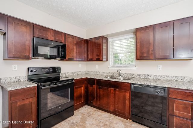 8204 Rochelle Rd, Louisville, KY 40228