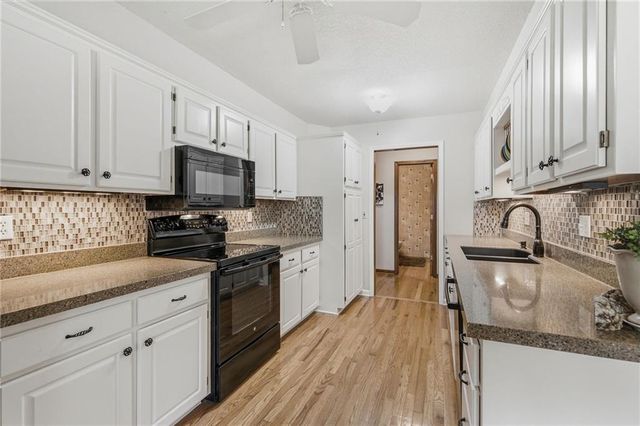 8520 Darnell Street, Lenexa, KS 66215