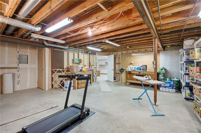 8520 Darnell Street, Lenexa, KS 66215