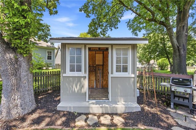 8520 Darnell Street, Lenexa, KS 66215