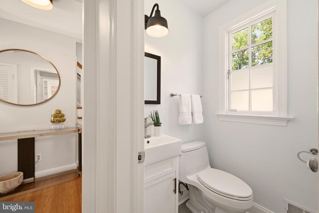 Image 15 of property listing at 7822 FULBRIGHT CT, Bethesda, MD 20817