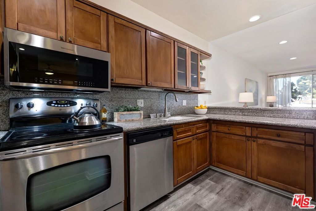 Image 14 of property listing at 901 10th Street 303, Santa Monica, CA 90403