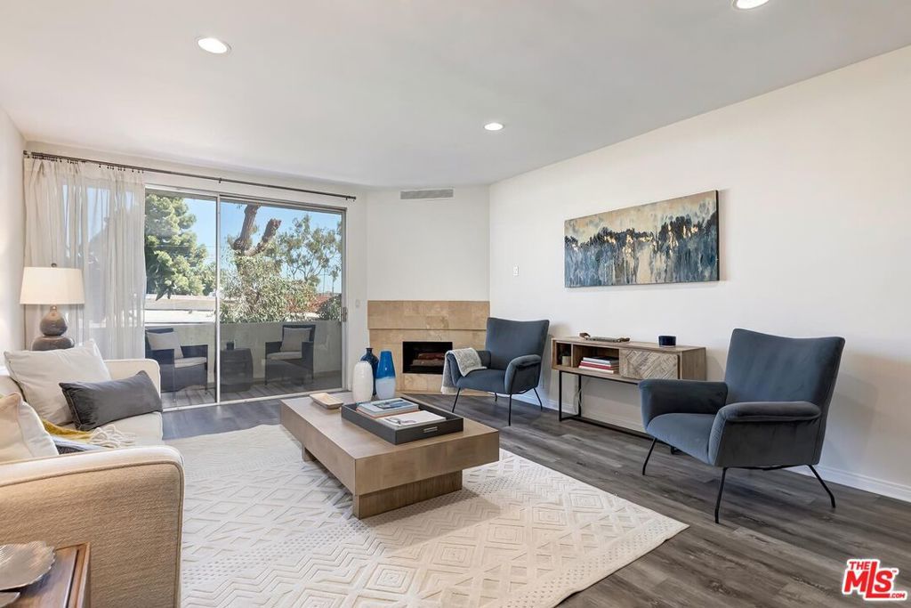 Image 4 of property listing at 901 10th Street 303, Santa Monica, CA 90403