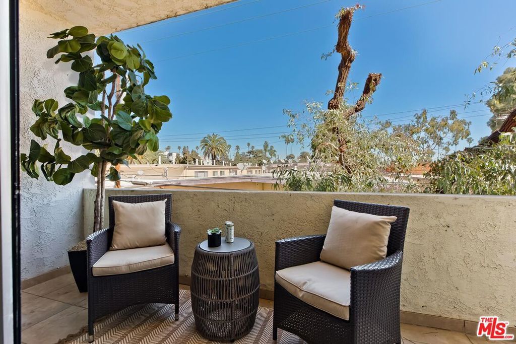 Image 8 of property listing at 901 10th Street 303, Santa Monica, CA 90403