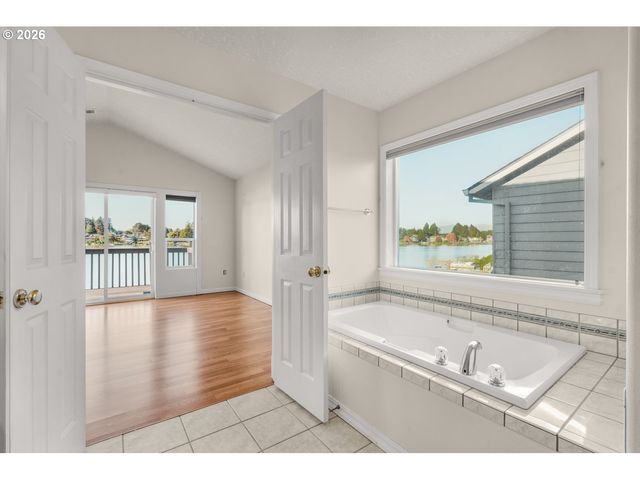 21223 Ne SHORE Dr, Fairview, OR 97024