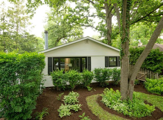26 E Woodland Road, Lake Bluff, IL 60044