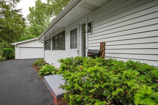 26 E Woodland Road, Lake Bluff, IL 60044
