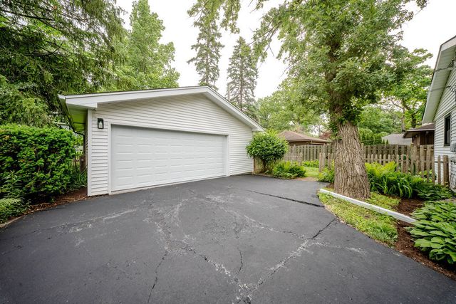 26 E Woodland Road, Lake Bluff, IL 60044