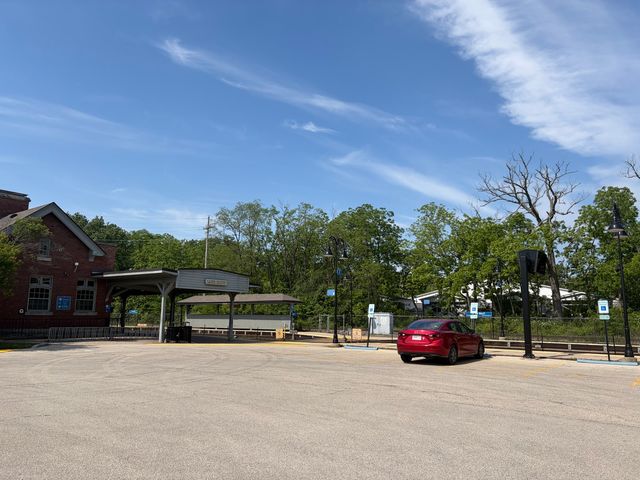 26 E Woodland Road, Lake Bluff, IL 60044