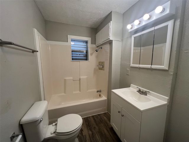 5501 Menard Avenue, Galveston, TX 77551