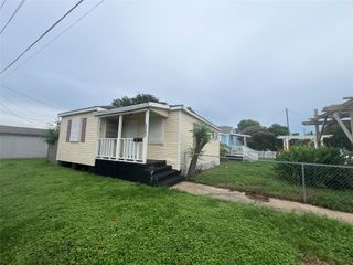 5501 Menard Avenue, Galveston, TX 77551