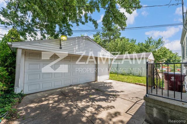 8233 Stephens, Center Line, MI 48015